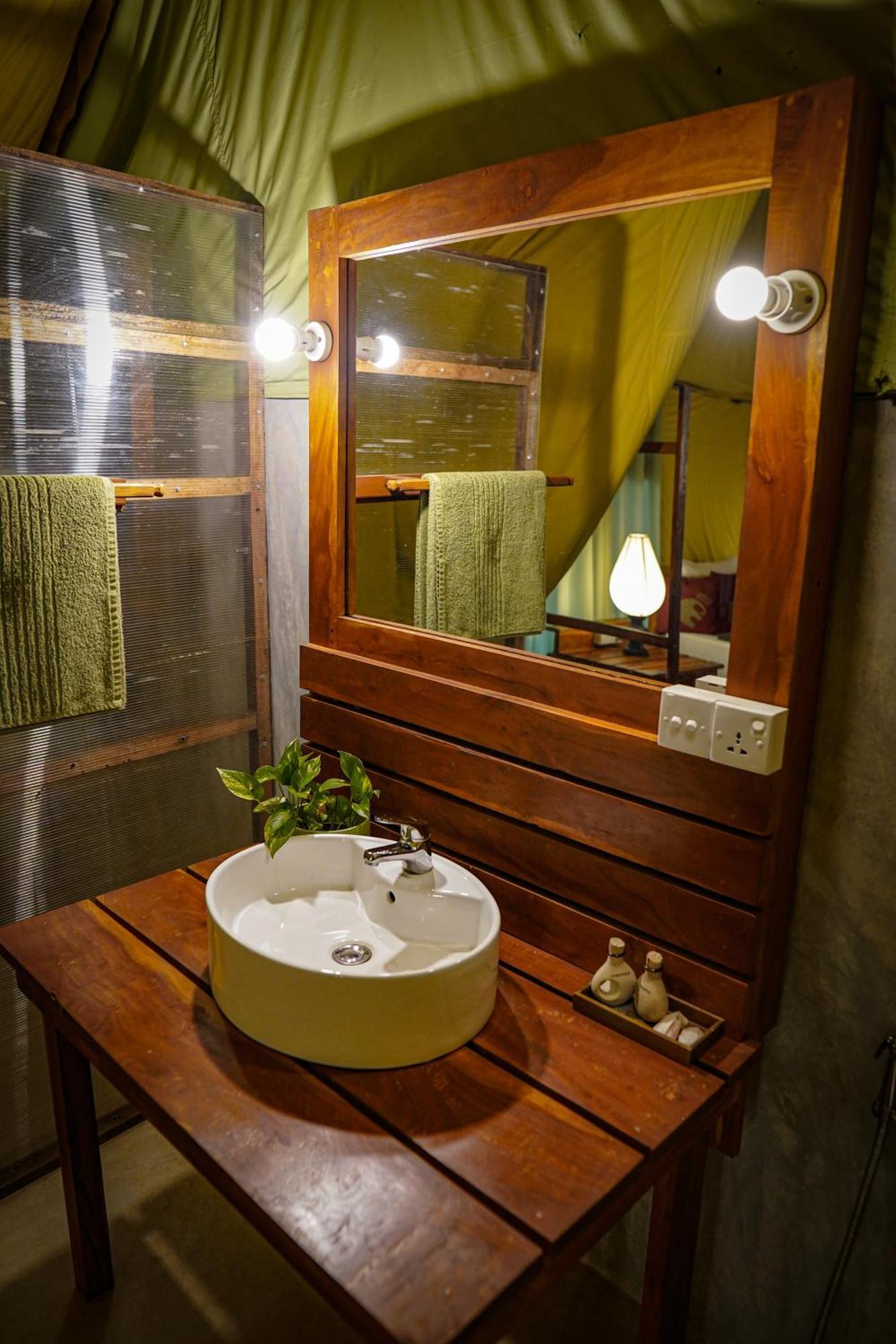 River Glamping By Gaga Bees Udawalawe Exterior foto